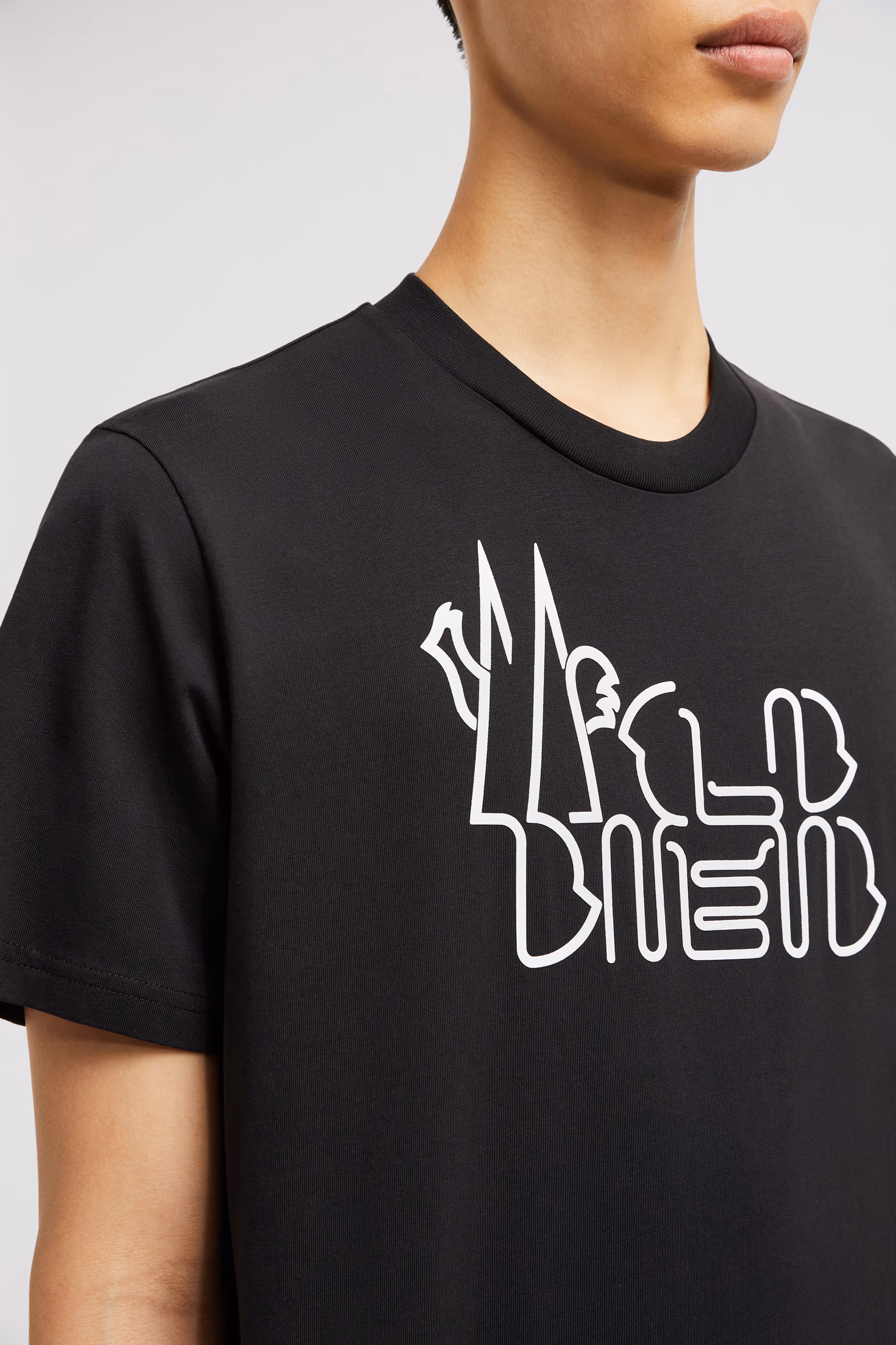 Curved Logo Cotton T-Shirt Men Black Moncler 6
